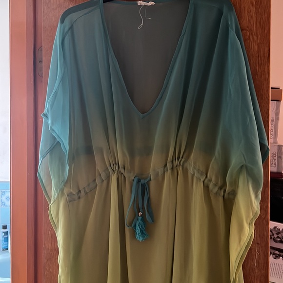 Ombré coverup - Picture 3 of 7